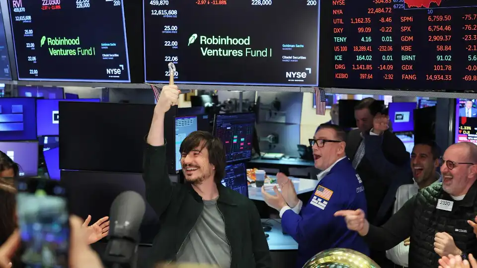 Robinhood 推出 AI 交易代理、永续合约及周末交易,争夺活跃交易者